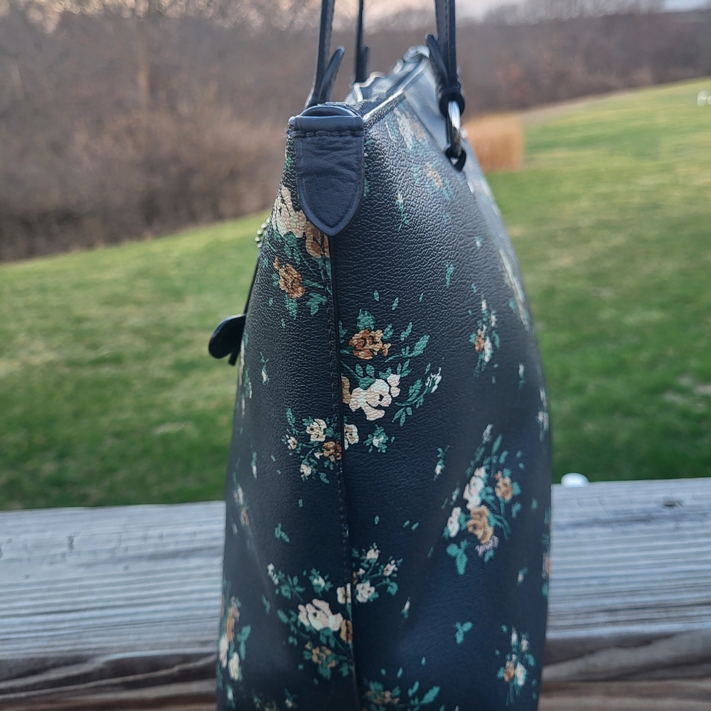 Coach Gallery Large Tote With Rose Bouqet Print - Picture 4 of 9